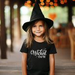 T-shirt Pour Bébé Wicked Cute Halloween<br><div class="desc">Habille ton petit dans un style éffrayant-sucré avec cette chemise pour enfants et bébé Halloween avec un texte retro tendance "Wicked Cute" graphique. Disponible en costumes pour bébés, en tee - shirts pour tout-petits et en taille pour les jeunes, ce design est parfait pour les fêtes d'Halloween, les astuces ou...</div>