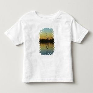 T-shirt Pour Les Tous Petits Arbres morts reflétés dans le lagon de Lily Creek,