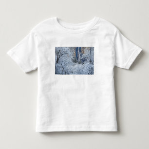 T-shirt Pour Les Tous Petits Chutes de neige fraîche dans les arbres sous Brida
