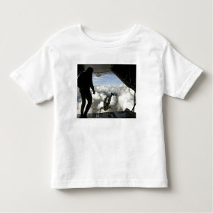 T-shirt Pour Les Tous Petits Des parachutistes sautent à l'arrière d'un C-130
