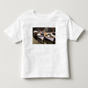 T-shirt Pour Les Tous Petits Du brouillard entoure quatre bateaux amarrés.