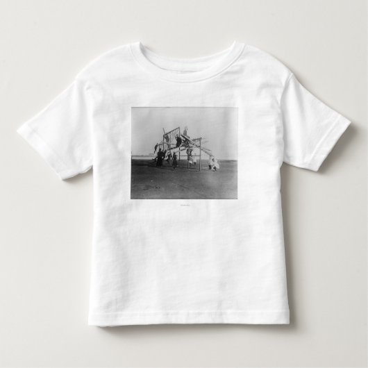 T-shirt Pour Les Tous Petits Enfants appréciant le terrain de jeu Swingset (Devant)