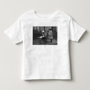 T-shirt Pour Les Tous Petits Enfants jouant avec la poupée d'enfant de Campbel