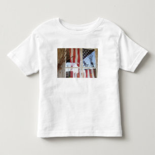 T-shirt Pour Les Tous Petits États-Unis, Oregon, Shaniko. Drapeau dans la fenêt