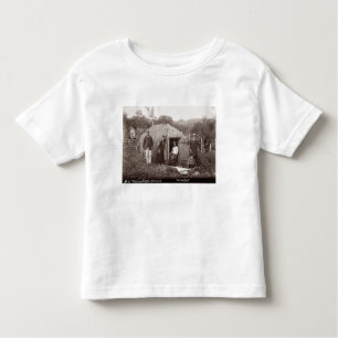 T-shirt Pour Les Tous Petits Faisant Tappa, un tissu indigène, c.1875 (photo de