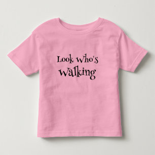 T-shirt Pour Les Tous Petits Fille tout-petite marchant en rose