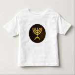 T-shirt Pour Les Tous Petits Flamme de Menorah<br><div class="desc">Un rendu numérique de la menorah juive à sept branches (hébreu : מְ וֹ נ רָ ‎). La menorah à sept branches, utilisée dans le sanctuaire portatif mis en place par Moïse dans le désert et plus tard dans le Temple de Jérusalem, est un symbole du judaïsme depuis des temps...</div>