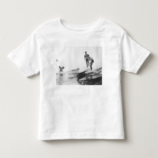 T-shirt Pour Les Tous Petits Groupe de surfers surfer à Honolulu, Hawaï (Devant)