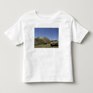 T-shirt Pour Les Tous Petits Humvee est garé au site de re-transmission