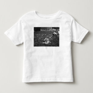 T-shirt Pour Les Tous Petits Jeune fille cueillir des canneberges Photo