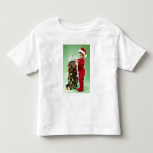 T-shirt Pour Les Tous Petits Jeune garçon enveloppant les lumières de Noël auto
