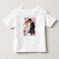 Jeunes couples dans le tenue de soirée