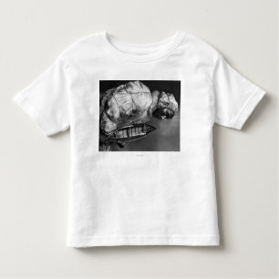 T-shirt Pour Les Tous Petits Kayaker utilisant la veste imperméable avec le