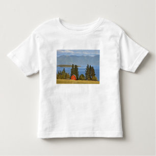T-shirt Pour Les Tous Petits La grange rouge se repose le long du lac à tête