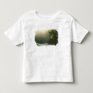 T-shirt Pour Les Tous Petits Lever de soleil à travers le brouillard vu de Red