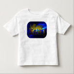 T-shirt Pour Les Tous Petits Lion Menorah en laiton de Chanukkah<br><div class="desc">Reproduction numérique 3D d'un menorah en laiton,  sur le thème du lion,  fabriqué en Israël vers 1950,  sur un arrière - plan fractal bleu. Montré avec des bougies éclairées.</div>