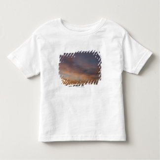 T-shirt Pour Les Tous Petits Nuages dans un ciel orange au lever de soleil