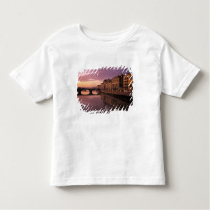 T-shirt Pour Les Tous Petits Ponts au-dessus de la rivière Arno au coucher du s