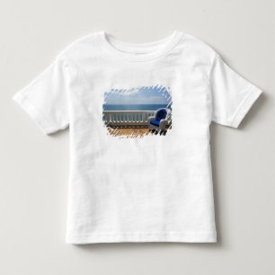 T-shirt Pour Les Tous Petits Porto Rico. Chaise en osier et terrasse carrelée à