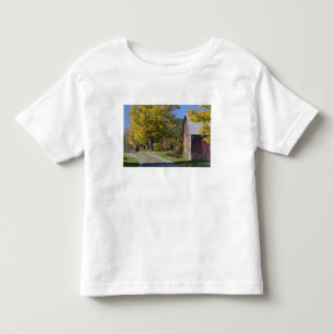 T-shirt Pour Les Tous Petits Route à côté d'une grange/classique ferme rurale e