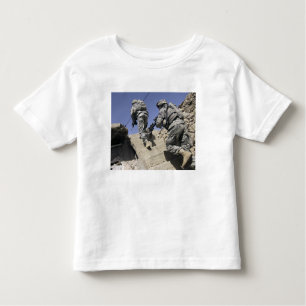 T-shirt Pour Les Tous Petits Soldats montant l'escalier d'un bâtiment