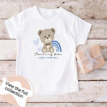 T-shirt Pour Les Tous Petits Teddy Bear 1er Anniversaire bleu<br><div class="desc">Magnifique coeurs d'ours en peluche et design arc-en-ciel parfait pour un tenue d'anniversaire spécial. Personnalisez facilement le nom et assurez-vous de vérifier ma collection complète pour les produits correspondants.</div>