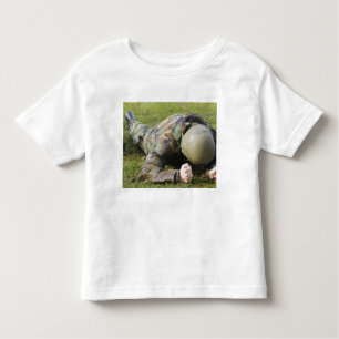 T-shirt Pour Les Tous Petits Un aviateur passe à travers un champ humide