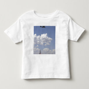 T-shirt Pour Les Tous Petits Un balbuzard CV-22 vole au-dessus de C.A. - 130
