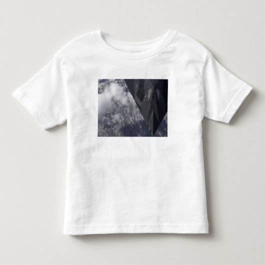 T-shirt Pour Les Tous Petits Un F-117A Nighthawk survole la montagne (Devant)