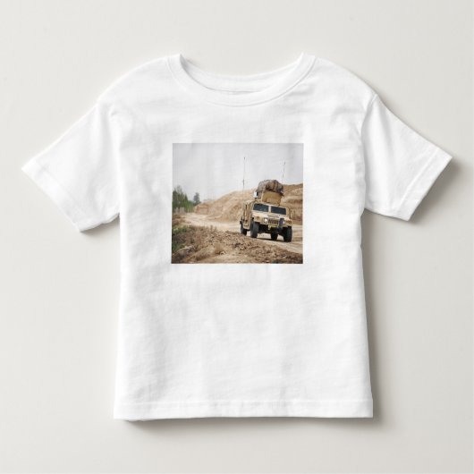T-shirt Pour Les Tous Petits Un Humvee assure la sécurité (Devant)
