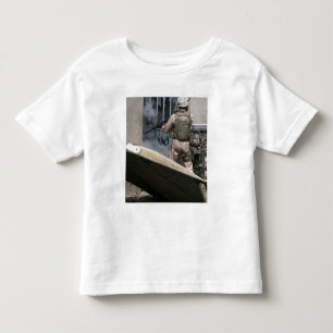 T-shirt Pour Les Tous Petits Un policier militaire emploie une violation en
