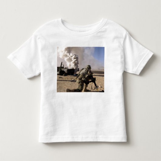 T-shirt Pour Les Tous Petits Un soldat réagit à une explosion contrôlée (Devant)