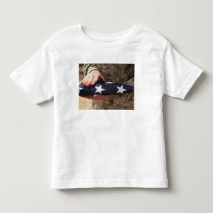 T-shirt Pour Les Tous Petits Un soldat tient le drapeau des Etats-Unis