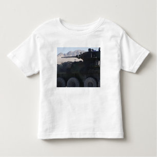 T-shirt Pour Les Tous Petits Un véhicule blindé léger tire