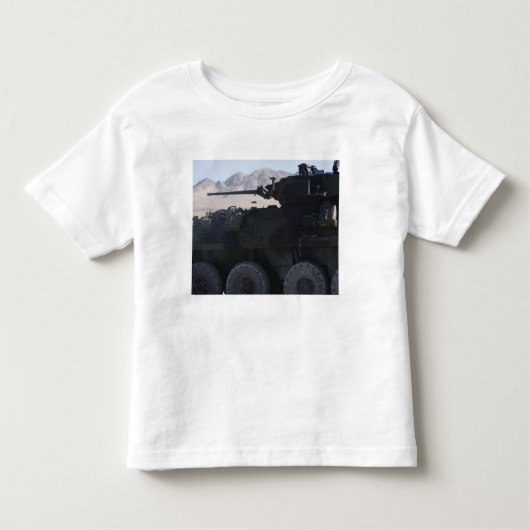 T-shirt Pour Les Tous Petits Un véhicule blindé léger tire (Devant)