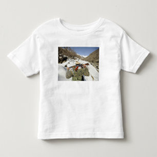 T-shirt Pour Les Tous Petits Une garde de Mujahadeen marche avec le membe de