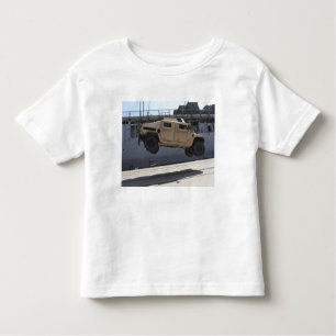 T-shirt Pour Les Tous Petits Une grue monte un M998 Humvee