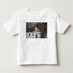 T-shirt Pour Les Tous Petits Une scène d'hiver, adultes jouant dans la neige