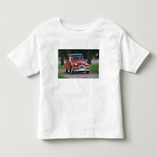 T-shirt Pour Les Tous Petits Une vieille voiture Citroen 2CV rouge avec une fem