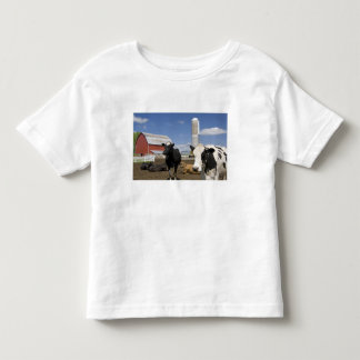T-shirt Pour Les Tous Petits Vaches devant une grange rouge et un silo dans une