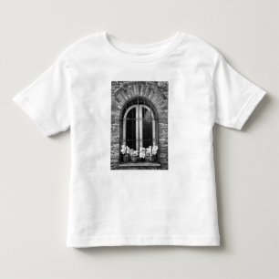 T-shirt Pour Les Tous Petits Vue en noir et blanc d'une fenêtre et de pots de f