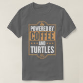 T-shirt Powered By Coffee and Turtles Funny Animaux de com (Design devant)