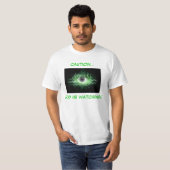 T-SHIRT PRÉCAUTION… UN DIEU OBSERVE ! ! CHEMISES (Devant entier)