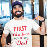 T-shirt Premier Noël en famille papa correspondant au text<br><div class="desc">Ce t-shirt blanc est parfait pour des vêtements de Noël personnalisés assortis à des vêtements de famille. Il dit "Premier Noël comme papa" dans une police rouge moderne. Pour plus de personnalisation ou d'autres articles correspondants,  n'hésitez pas à me contacter.</div>