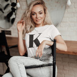 T-shirt Première lettre | Monogram Modern Stylish Trendy<br><div class="desc">Simple,  stylish custom initial letter monogram's t-shirt women's typography in black moderne minimaliste. A parfaite pour vous faire don d'un don ou d'une étape de l'accesseur avec un touch personnel!</div>