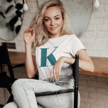 T-shirt Première lettre | Teal Monogram Modern Stylish Coo<br><div class="desc">Simple,  élégante lettre initiale personnalisée monogramme t-shirt femme dans la typographie minimaliste moderne en bleu turquoise. Un cadeau personnalisé parfait ou un accessoire de mode avec une touche personnelle!</div>