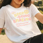 T-shirt Preppy continue à être extraordinaire slogan smili<br><div class="desc">La confiance de l'enfant de style Preppy est une chemise d'appoint. Lectures Garder être Extraordinaire avec un visage souriant avec des yeux étoilés et des rayures arc-en-ciel dans le jaune pastel, corail, rose t-shirt design. Personnalisez avec votre propre choix supplémentaire de libellé, actuellement lit, de sorte que vous ne pouvez...</div>