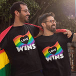 T-shirt Pride Love gagne LGBT Rainbow Flag Heart<br><div class="desc">Pride Love gagne LGBT Rainbow Flag Heart. Célébration de la fierté avec l'amour à l'intérieur d'une forme de coeur découpé dans un drapeau arc-en-ciel et gagne dans une grande typographie blanche en dessous.</div>