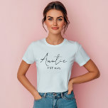 T-shirt Promu à Tante | Tante première fois EST 2025<br><div class="desc">Célébrez un nouveau titre avec ce t-shirt minimal "Promoted to Auntie EST 2025" — parfait pour les tantes de première ou une tante-to-be faire-part! Cette conception de script propre et moderne fait un cadeau de baby shower réfléchi, la grossesse révèle la surprise, ou juste une façon confortable de partager les...</div>