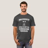 T-shirt Propriété d'un chien pourri yorkshire terrier gâté (Devant entier)